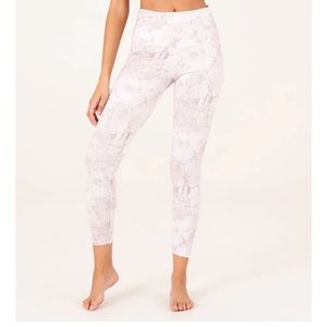 NWT! Onzie Flow Highrise legging style 2029 s/m alabaster